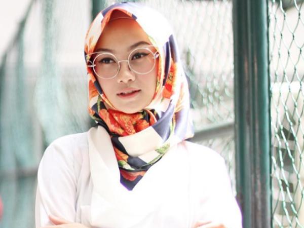 Jangan Bingung Pakai Hijab Floral, Yuk Intip Padu Padan Cantiknya