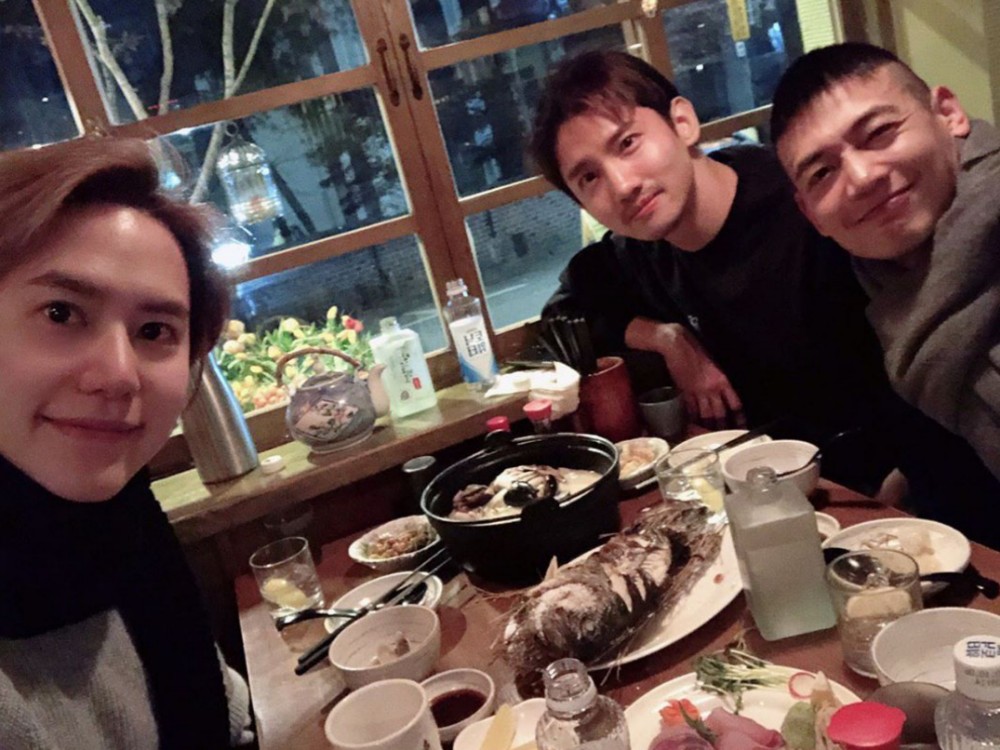 Makan Bareng Kyuhyun dan Minho, Kumis Tipis Changmin Bikin Salah Fokus