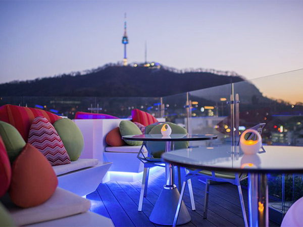 Bersantai di Resto Berkonsep Modern Sambil Menikmati Pemandangan Indah Namsan Tower