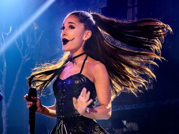 Dilempar iPhone 6 oleh Penonton Saat Konser, Ini Reaksi Ariana Grande