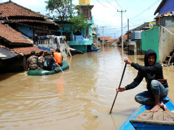 Diguyur Hujan Deras Sejak Siang, 10 Rumah Jebol Akibat Luapan Sungai Cikakak Bandung