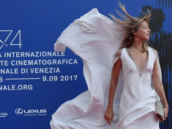 Kocaknya Penampilan Gaun Para Undangan Tertiup Angin di Festival Venice 2017