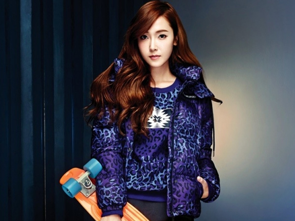 Jessica Jung Tampil Sporty untuk Pemotretan Kolaborasinya dengan Brand Fashion Cina