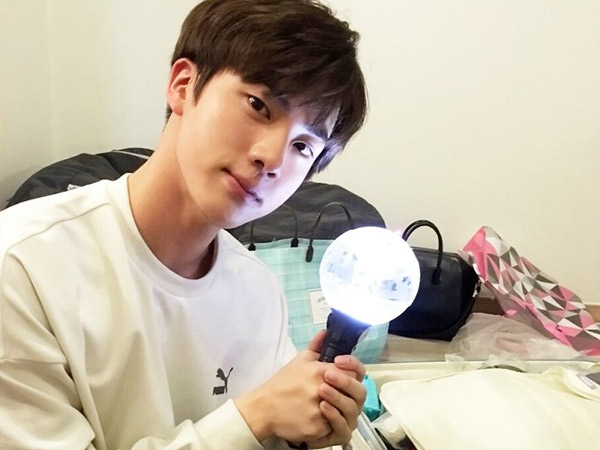 Tak Hanya Untuk Konser, Jin Tunjukkan Kegunaan Lain Lightstick BTS di 'Law of The Jungle'