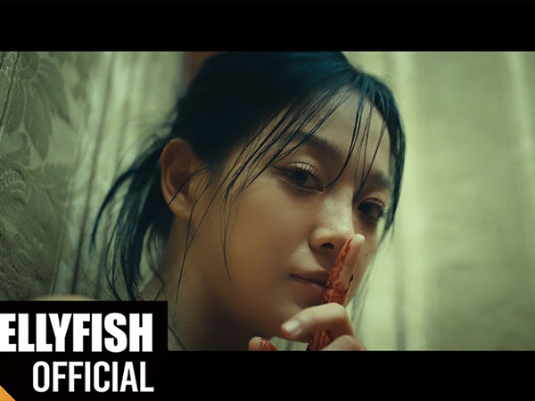 Kim Sejeong Sajikan Adegan Aksi Memukau dalam MV Top or Cliff