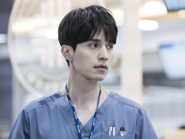 Lee Dong Wook Tunjukkan Pesona 'Dokter Normal' di Drama 'Life'