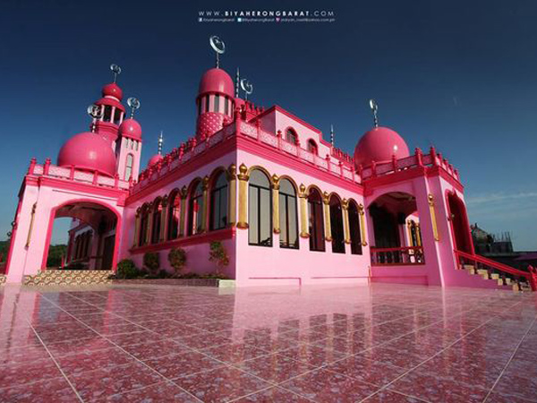Serba Pink, Masjid Unik Jadi Jadi Favorit Wisatawan Selama Ramadhan dan Lebaran!