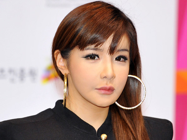 Disebut Penyebab 2NE1 Bubar, Park Bom Tulis Pujian Tak Terhingga Untuk Yang Hyun Suk