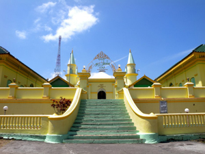 Berkunjung Ke Masjid Unik yang Terbuat Dari Telur Ini, Yuk!