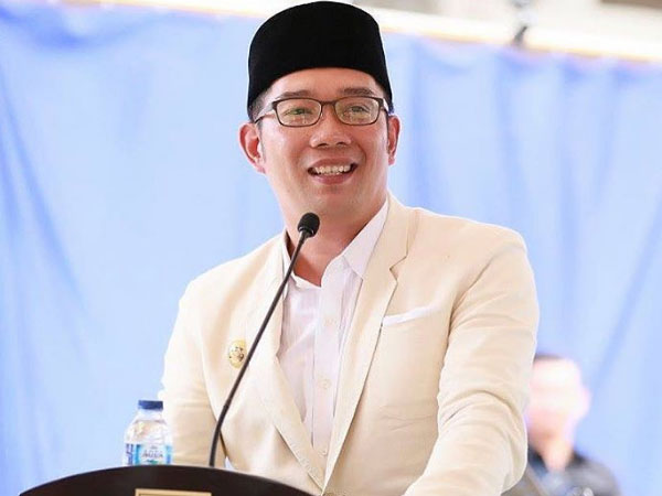 Luapkan Kekesalan, Ini Penjelasan Ridwan Kamil Soal Makna Salam Jari Tengah