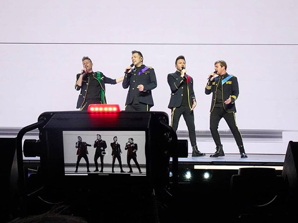 Westlife Sukses Gelar Konser Reuni 'Twenty Tour in Jakarta', Penonton Karaokean Massal!