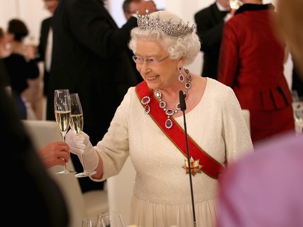 Ratu Elizabeth II Ternyata Punya Racikan Minuman Alkohol Sendiri