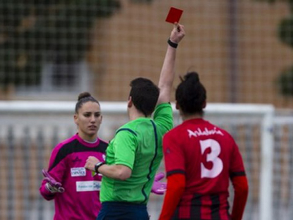 Duh, Wasit di Pertandingan Bola Ini Ajak Kencan Pemain Saat di Lapangan!