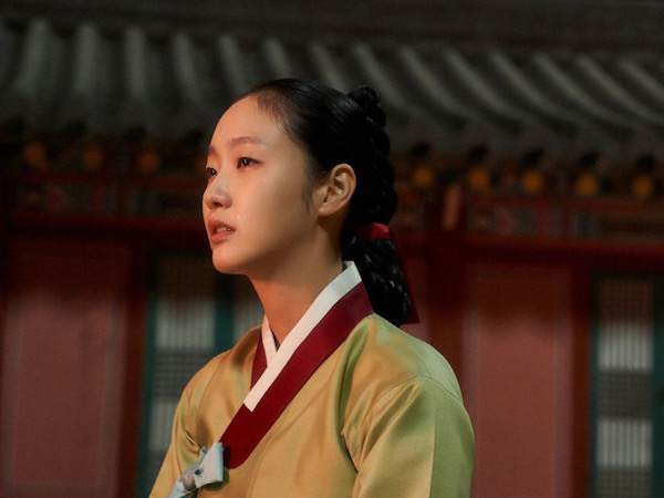 Potret Kim Go Eun Menyamar Sebagai Dayang Kerajaan di Film 'Hero'