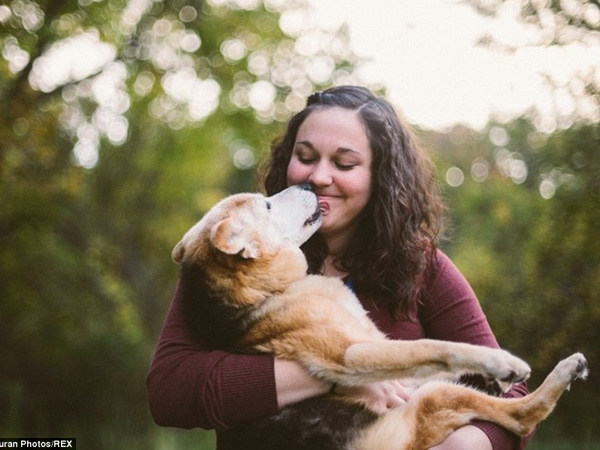 So Sweet, Wanita Ini Jalani Pemotretan Sesaat Sebelum Anjing Kesayangannya Mati