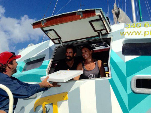 Kreatif, Pasangan Suami-Istri Ini Buka Kedai Pizza di Atas Air