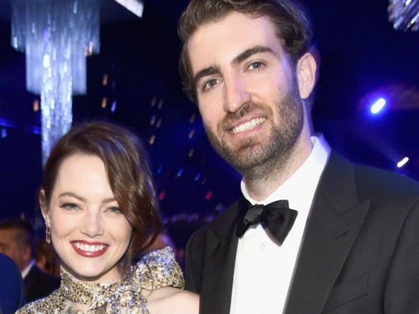 Emma Stone Resmi Tunangan Dengan Salah Satu Staf SNL, Dave McCary!