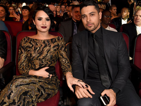 Romantis, Demi Lovato dan Wilmer Valderrama Saling Kirim Pesan Manis di Hari Valentine