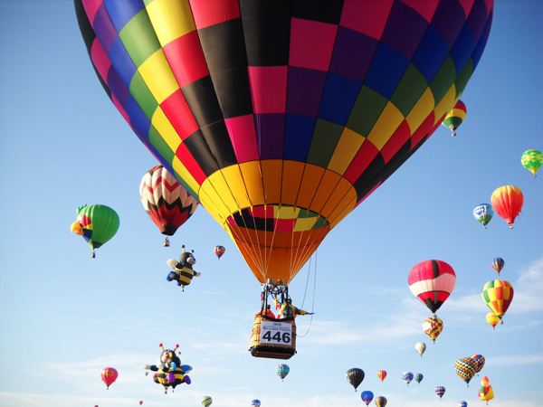 Hebat! Kakek 70 Tahun Ini Terbangkan Balon Udara di Bawah Tanah!