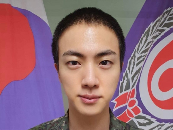 Si Paling Ganteng Sedunia, Jin BTS Tampan dengan Seragam Militer
