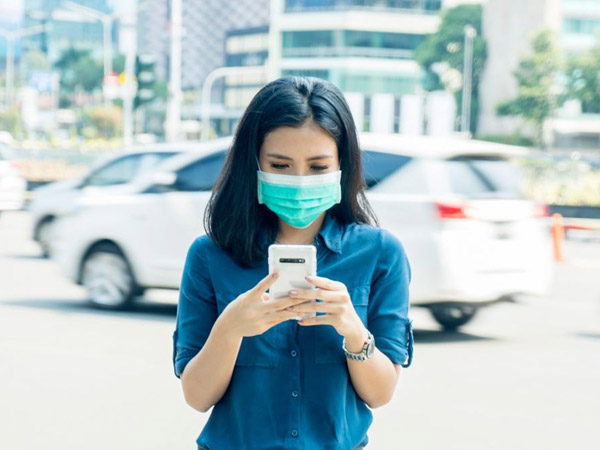 Bukan Pakai Masker, Dokter Ini Imbau Rajin Bersihkan Ponsel untuk Cegah Corona