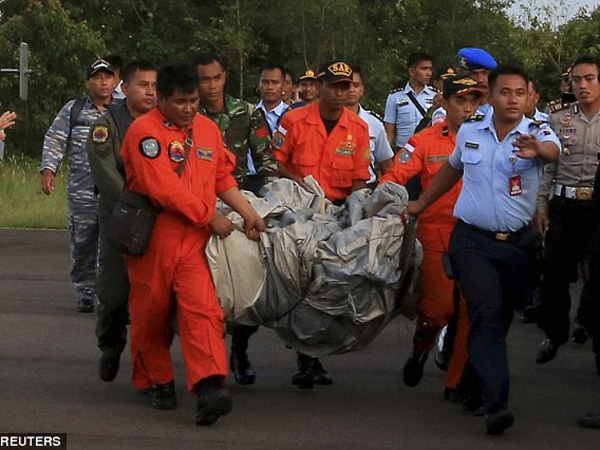 Tim SAR Temukan 3 Jenazah Penumpang AirAsia QZ 8501, Salah Satunya Berseragam Pramugari