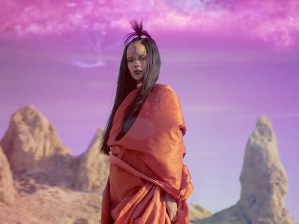 Berani Tampil Beda di MV ‘Sledgehammer’ Rihanna Tetap Terlihat Stylish