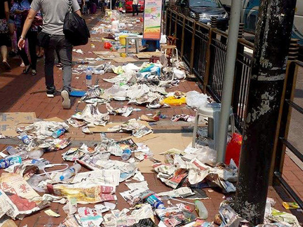 Miris, Sampah Berserakan di Mana-mana Pasca Antri Beli iPhone 6