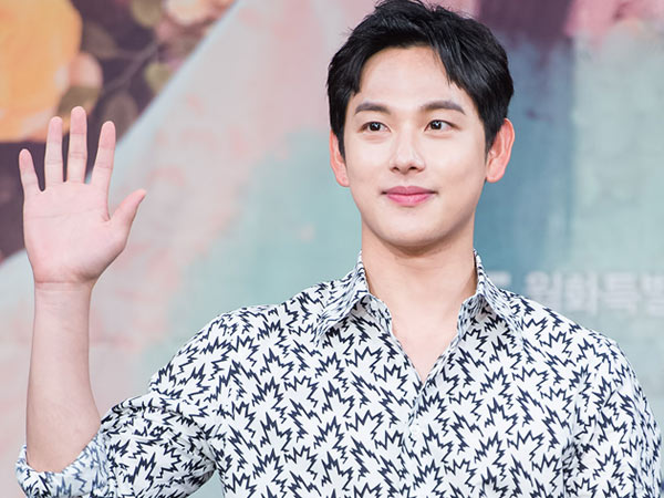 Resmi Masuk Wajib Militer Hari Ini, Siwan ZE:A Tampil 'PD' dengan Rambut Plontosnya!