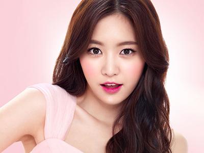 Na Eun Rayakan Ulang Tahun Bersama Member A-Pink dengan Pose Lucu