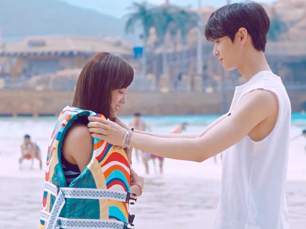 Bikin Baper, Sejeong gugudan dan Eunwoo ASTRO Bak Drama Romantis di Iklan Taman Bermain Air
