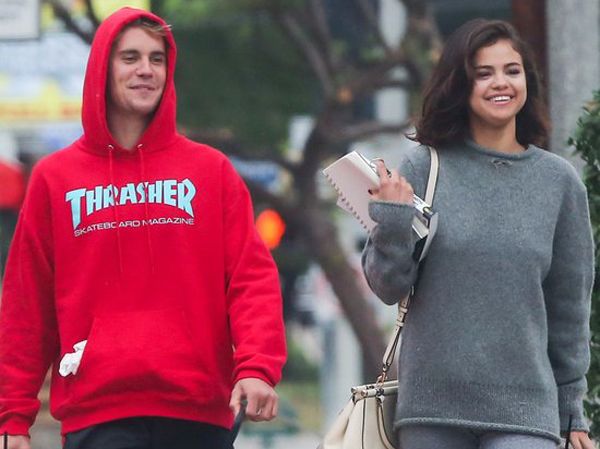 Naik Jet Pribadi Bareng, Justin Bieber dan Selena Gomez Kencan ke Toko Permen