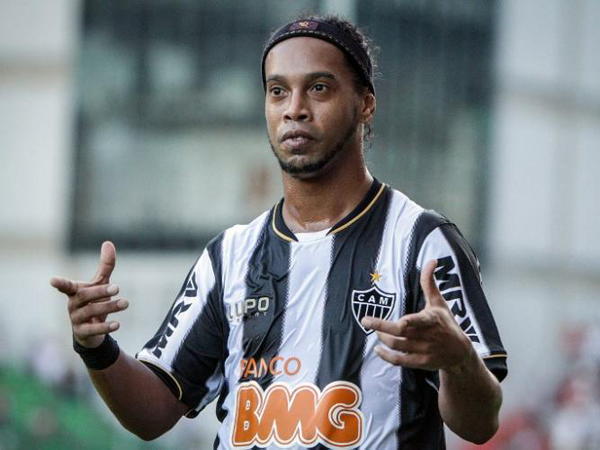 Ronaldinho Sewakan Rumah Mewahnya untuk Fans Selama Piala Dunia 2014!