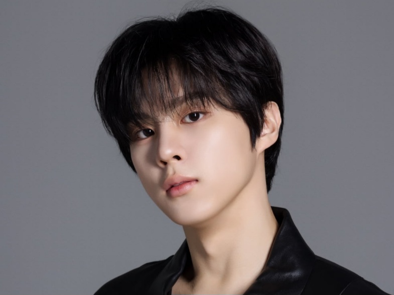 Kim Wooseok Umumkan Wajib Militer pada 4 November