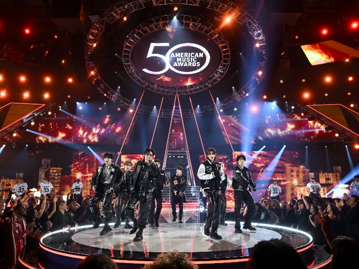 Stray Kids Tampilkan Mashup 'Bye Bye Bye' dan 'Chk Chk Boom' di AMAs 50th Anniversary Special