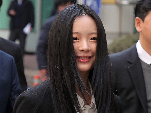 ADOR Ungkap CCTV "Insiden Abaikan" Hanni dan ILLIT hingga Chat dengan Min Hee Jin