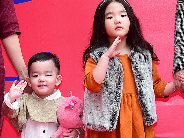 Gemasnya! So Eul dan Da Eul 'Superman Returns' Ikut Eksis di Seoul Fashion Week!