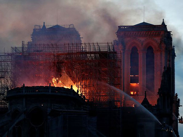 Detik-Detik Menara Gereja Katedral Notre Dame Paris Runtuh Saat Kebakaran