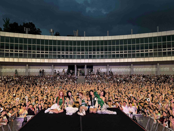 Sekelas PSY dan aespa, Kenapa Idol K-Pop Rela ‘Dibayar Murah’ Di Festival Kampus/Sekolah?