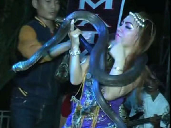 Diangkat Media Asing, Video Penyanyi Dangdut Tewas Dipatuk Ular di Panggung Tuai Simpati dan Kritik Netizen
