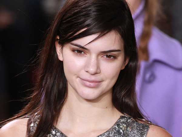 Kendall Jenner Tampilkan Kecantikan Alami Tanpa Makeup di New York Fashion Week