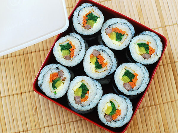 Intip Resep Sederhana Membuat Kimbap untuk Bekal Yuk!