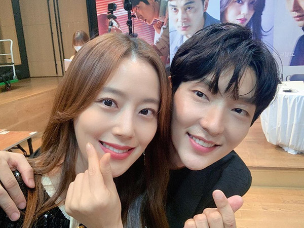 Lee Jun Ki dan Moon Chae Won Berbagi Kesan Manis Usai Main Drama Flower of Evil