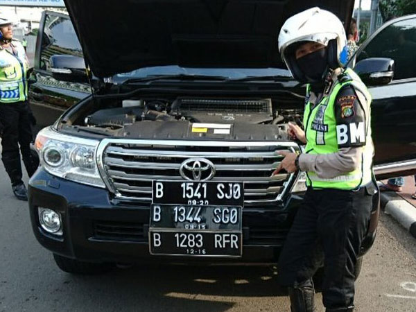 Hindari Sistem Ganjil Genap, Mobil Mewah Ini Gunakan Tiga Plat Sekaligus!