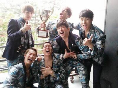 Shinhwa Raih Triple Crown Pertama Kalinya di M Countdown Setelah 10 Tahun!