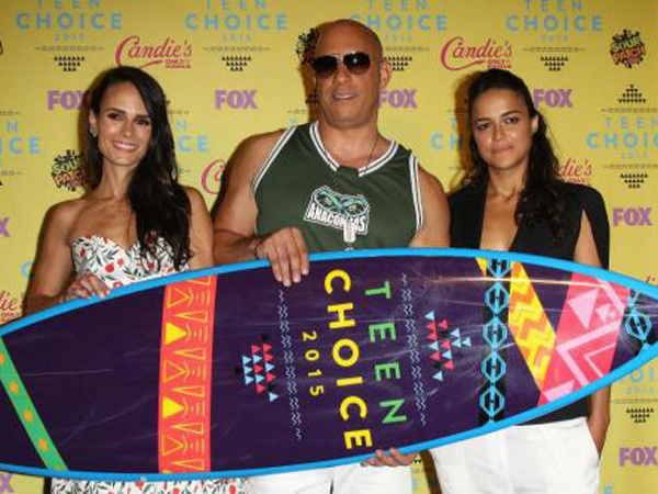 Terima Penghargaan Untuk Paul Walker, Vin Diesel Beri Penghormatan Mengharukan Di ‘Teen Choice Awards’