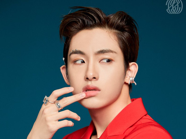 Winwin WayV Main Bareng Teman Wanita dan Diduga Merokok, Netizen Santai