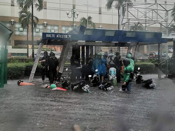 Kawasan Senayan Hingga Sejumlah Pintu Masuk MRT Tertutup Banjir, Kini Sudah Surut