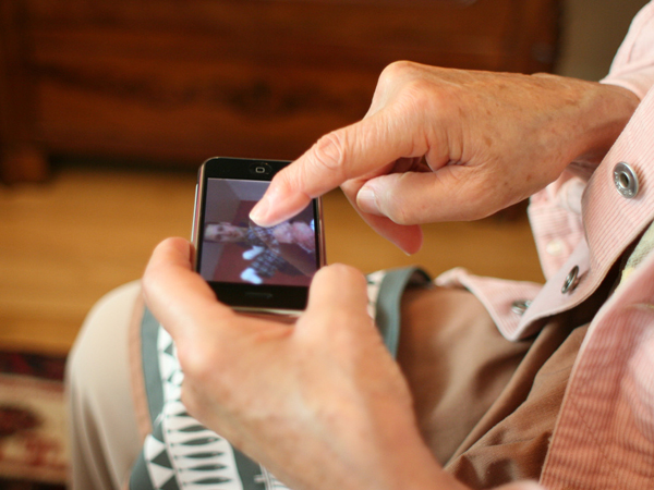 Duh, Nenek Ini Dipaksa Makan 'iPhone' Hadiah Natal oleh Cucunya!