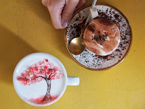 Nikmati Kopi Lukis Unik Buatan Barista Oppa Tampan di C Through Cafe